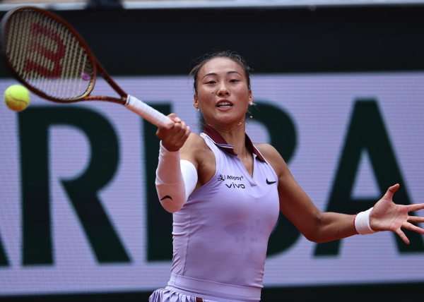 华亿配资 2-1，22岁郑钦文险胜世界第18，首进法网8强，收获3590000元奖金