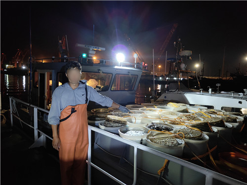 亿操盘 雷达与无人机科技融合锁定目标 加大马力摩托艇偷捕梭子蟹8000斤