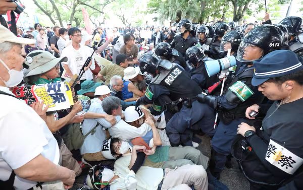 飞乐乐 广岛遭原子弹轰炸80周年之际日团体举行反对美日军扩集会, 抗议者与警方发生冲突