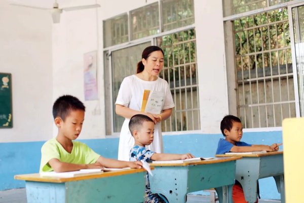 配资吧 多地分流中小学教师背后