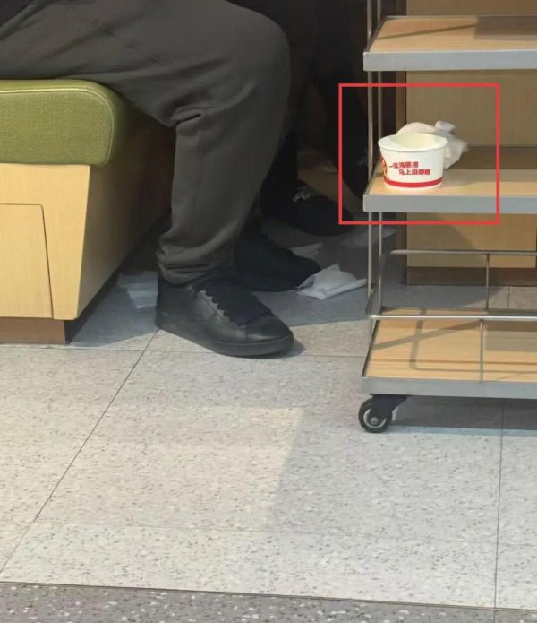 财米网 家长在海底捞就餐区拿纸碗为孩童接尿，海底捞回应：涉事区域已专项消毒